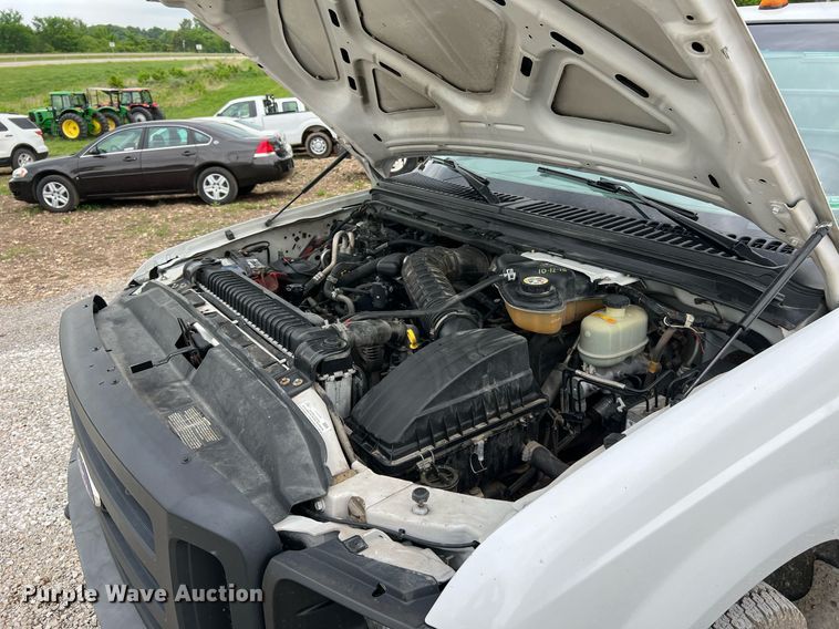 image for item II9029 2006 Ford F350 Super Duty XL  utility bed pickup truck