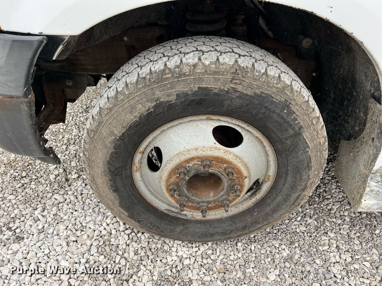 image for item II9029 2006 Ford F350 Super Duty XL  utility bed pickup truck