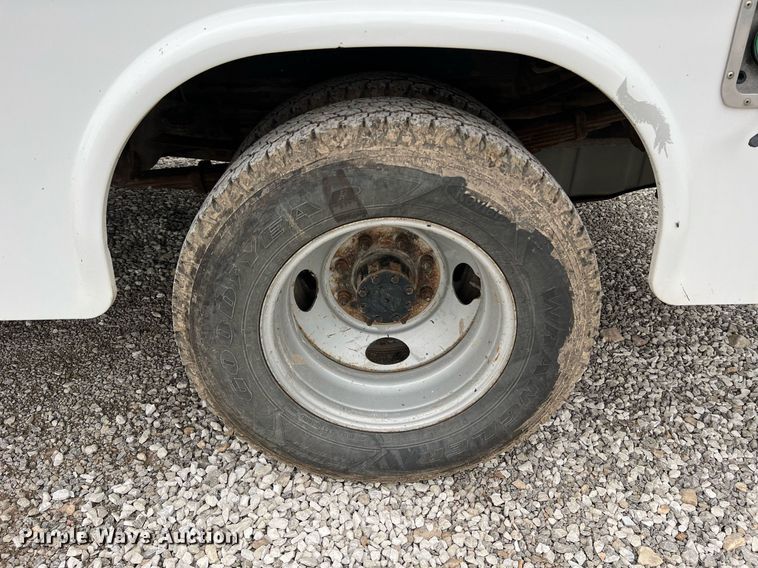 image for item II9029 2006 Ford F350 Super Duty XL  utility bed pickup truck