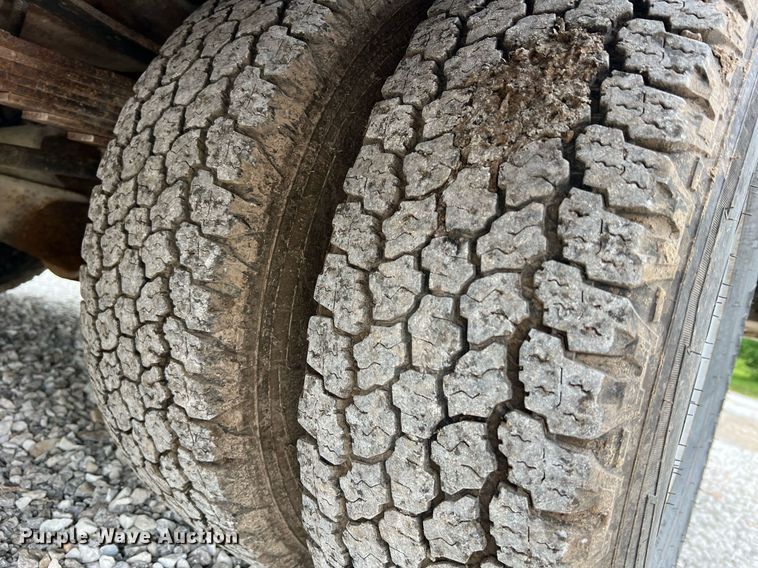 image for item II9029 2006 Ford F350 Super Duty XL  utility bed pickup truck