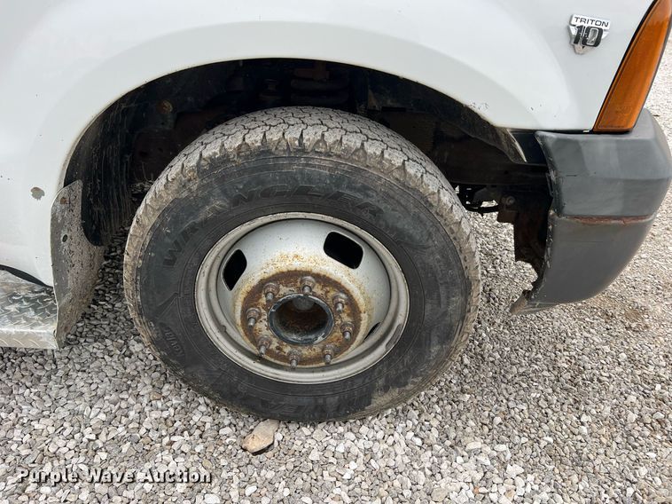 image for item II9029 2006 Ford F350 Super Duty XL  utility bed pickup truck