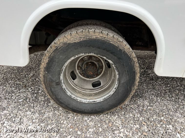 image for item II9029 2006 Ford F350 Super Duty XL  utility bed pickup truck