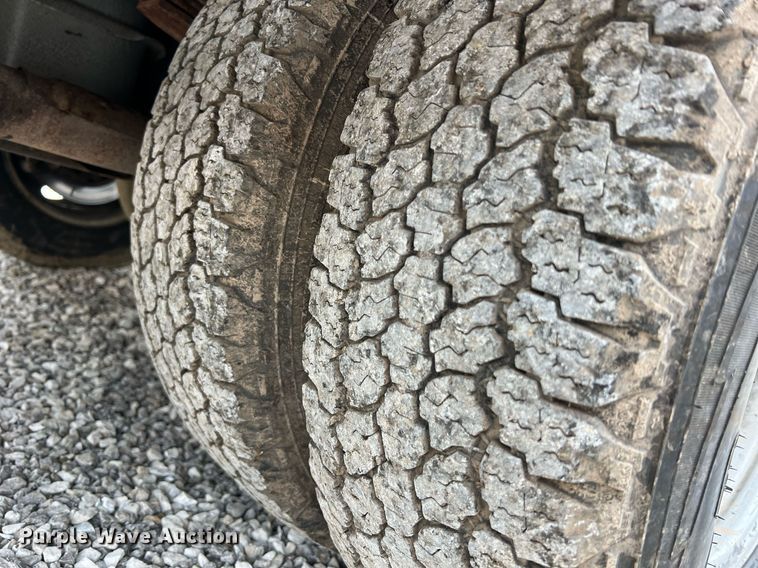 image for item II9029 2006 Ford F350 Super Duty XL  utility bed pickup truck