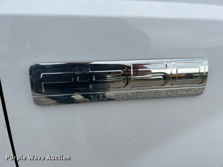 image for item II9029 2006 Ford F350 Super Duty XL  utility bed pickup truck