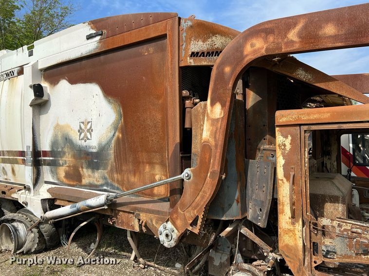 image for item II9042 Crane Carrier Low Entry  refuse truck