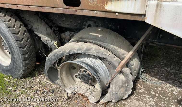 image for item II9042 Crane Carrier Low Entry  refuse truck