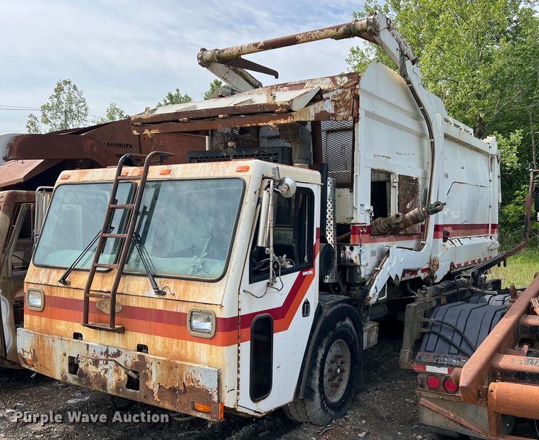 image for item II9043 2008 Crane Carrier Low Entry  refuse truck