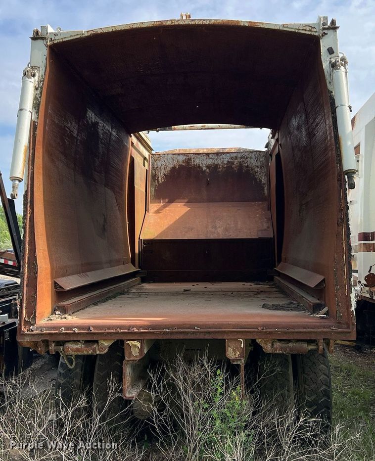 image for item II9043 2008 Crane Carrier Low Entry  refuse truck