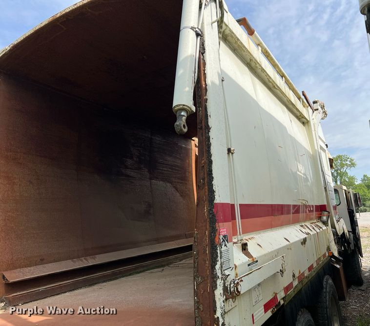 image for item II9043 2008 Crane Carrier Low Entry  refuse truck