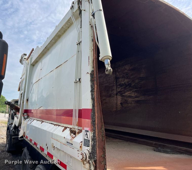 image for item II9043 2008 Crane Carrier Low Entry  refuse truck