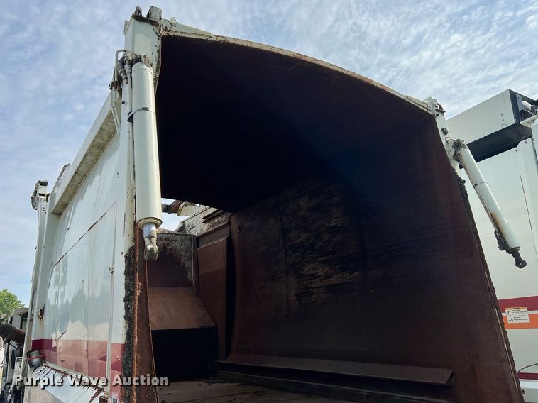 image for item II9043 2008 Crane Carrier Low Entry  refuse truck