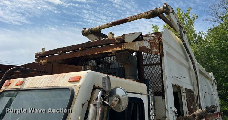 image for item II9043 2008 Crane Carrier Low Entry  refuse truck