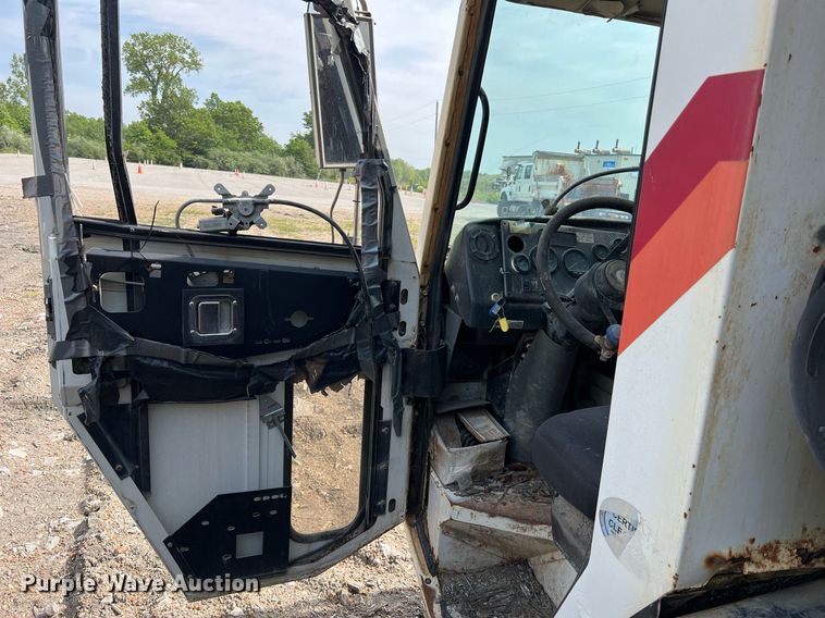 image for item II9043 2008 Crane Carrier Low Entry  refuse truck