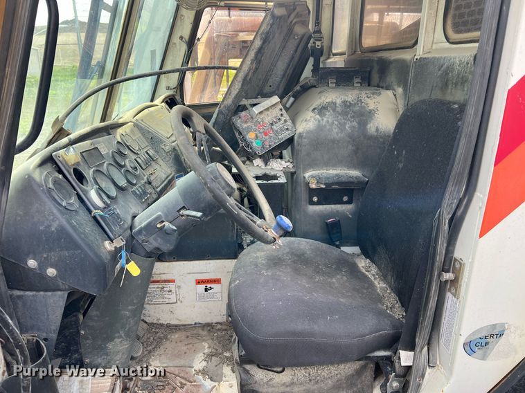 image for item II9043 2008 Crane Carrier Low Entry  refuse truck