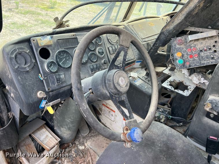 image for item II9043 2008 Crane Carrier Low Entry  refuse truck