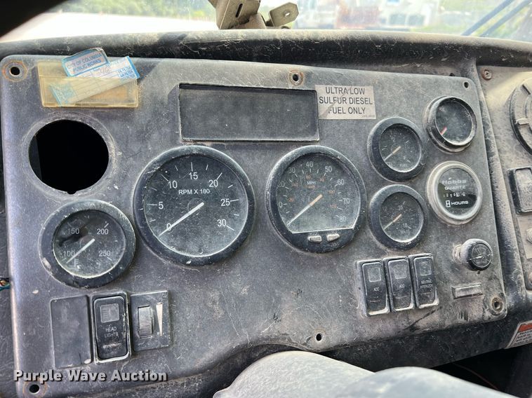 image for item II9043 2008 Crane Carrier Low Entry  refuse truck