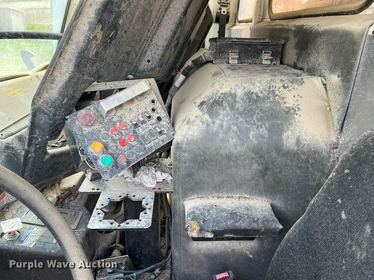 image for item II9043 2008 Crane Carrier Low Entry  refuse truck