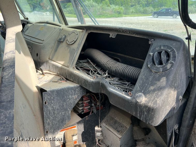 image for item II9043 2008 Crane Carrier Low Entry  refuse truck