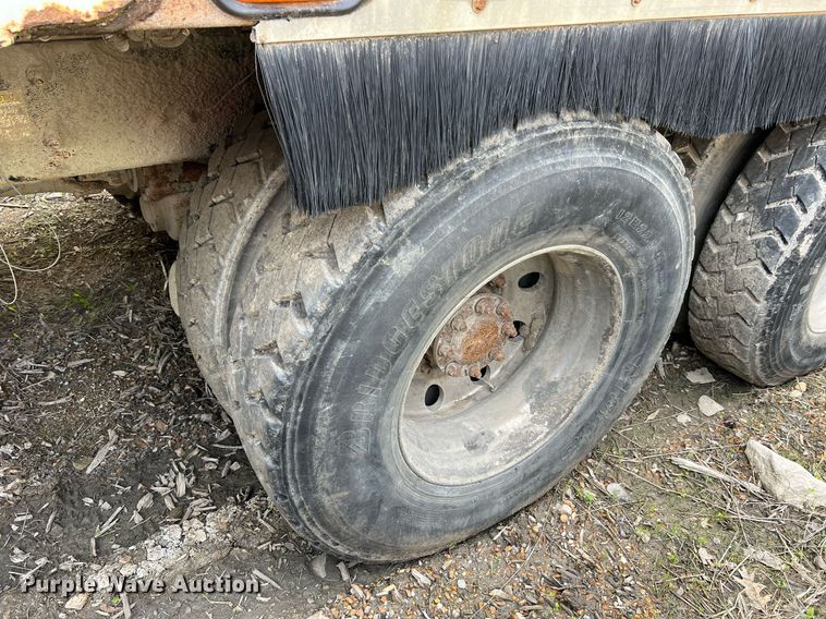 image for item II9043 2008 Crane Carrier Low Entry  refuse truck