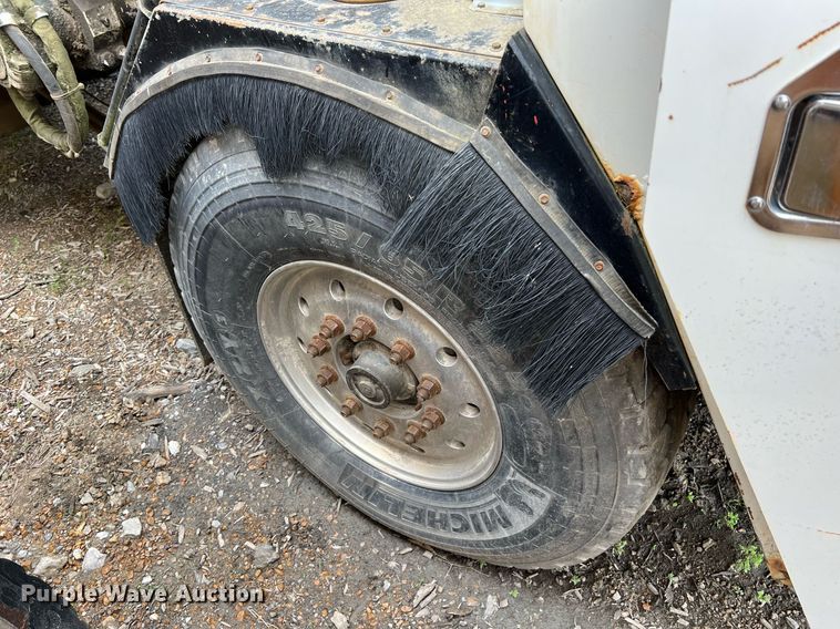 image for item II9043 2008 Crane Carrier Low Entry  refuse truck