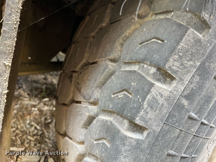 image for item II9043 2008 Crane Carrier Low Entry  refuse truck