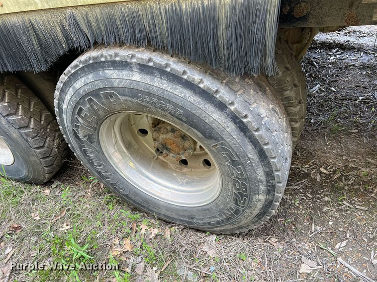 image for item II9043 2008 Crane Carrier Low Entry  refuse truck