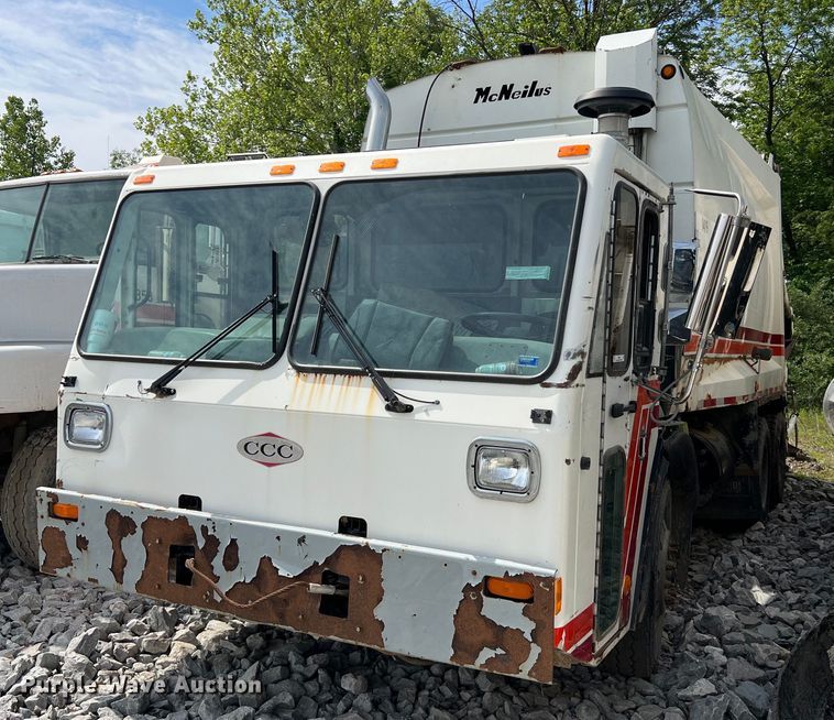 image for item II9046 2003 Crane Carrier Low Entry  refuse truck