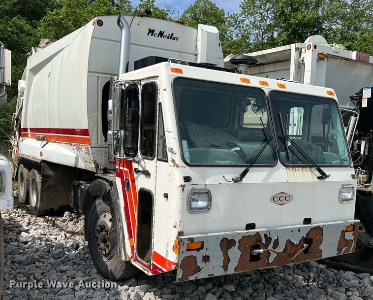 image for item II9046 2003 Crane Carrier Low Entry  refuse truck