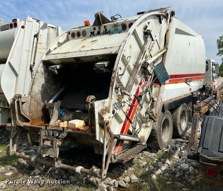 image for item II9046 2003 Crane Carrier Low Entry  refuse truck