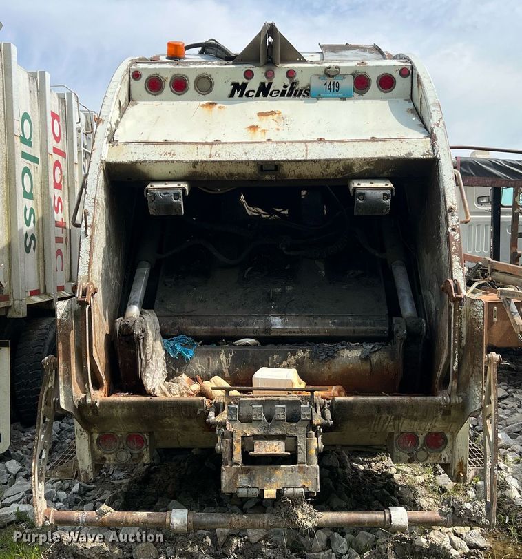 image for item II9046 2003 Crane Carrier Low Entry  refuse truck