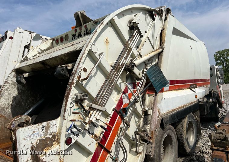 image for item II9046 2003 Crane Carrier Low Entry  refuse truck