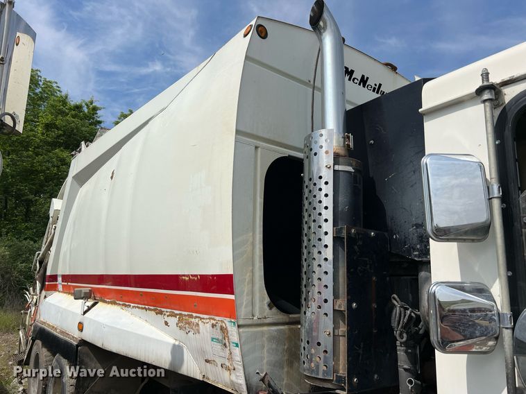 image for item II9046 2003 Crane Carrier Low Entry  refuse truck