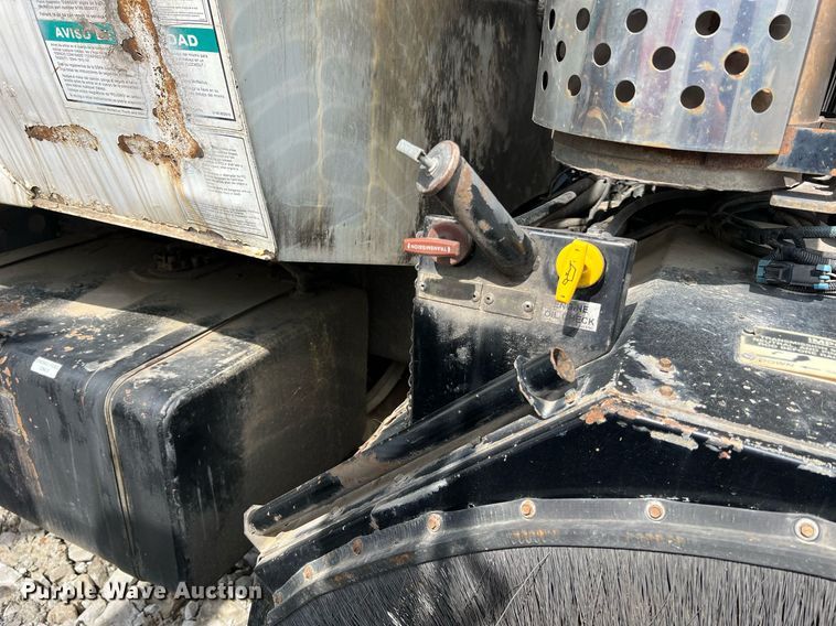 image for item II9046 2003 Crane Carrier Low Entry  refuse truck