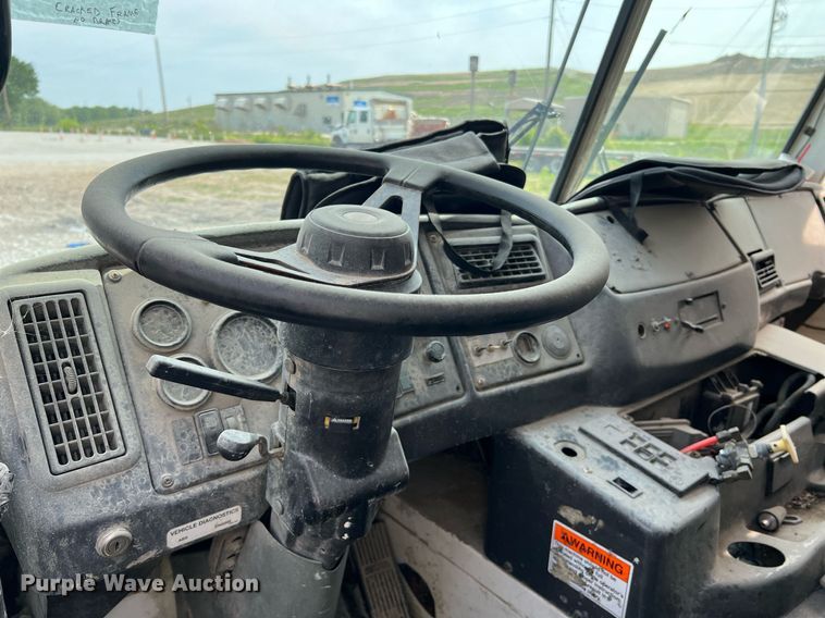 image for item II9046 2003 Crane Carrier Low Entry  refuse truck