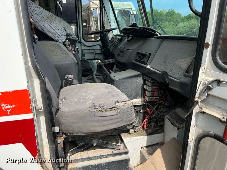 image for item II9046 2003 Crane Carrier Low Entry  refuse truck