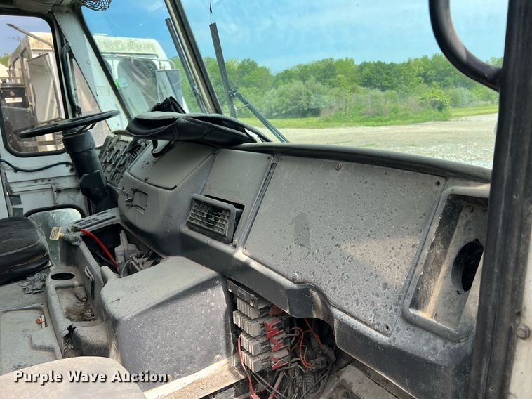 image for item II9046 2003 Crane Carrier Low Entry  refuse truck