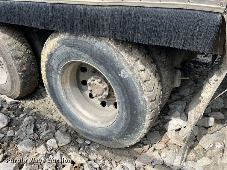 image for item II9046 2003 Crane Carrier Low Entry  refuse truck