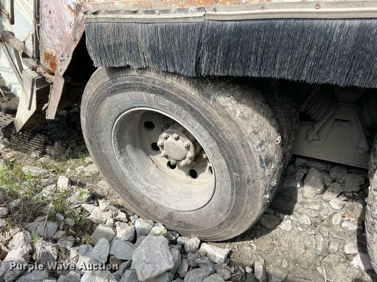 image for item II9046 2003 Crane Carrier Low Entry  refuse truck