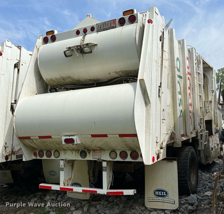 image for item II9047 2009 Crane Carrier Low Entry  refuse truck