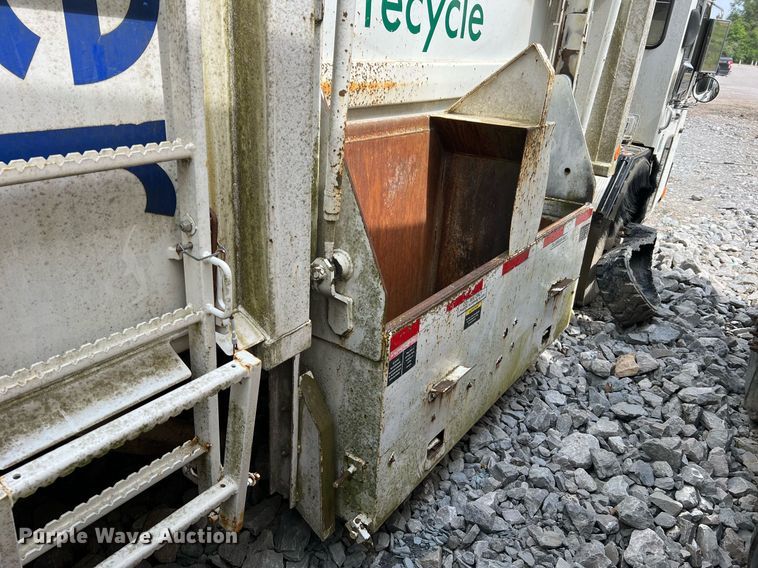 image for item II9047 2009 Crane Carrier Low Entry  refuse truck