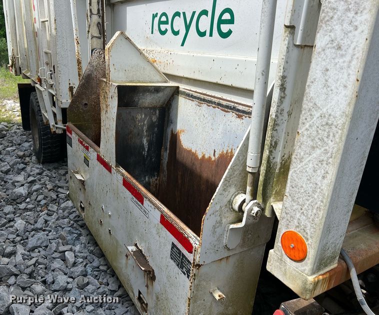 image for item II9047 2009 Crane Carrier Low Entry  refuse truck