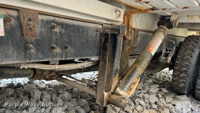 image for item II9047 2009 Crane Carrier Low Entry  refuse truck