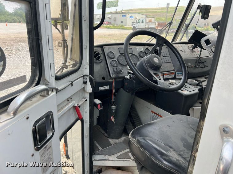 image for item II9047 2009 Crane Carrier Low Entry  refuse truck