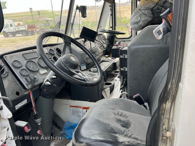 image for item II9047 2009 Crane Carrier Low Entry  refuse truck