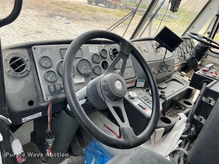 image for item II9047 2009 Crane Carrier Low Entry  refuse truck