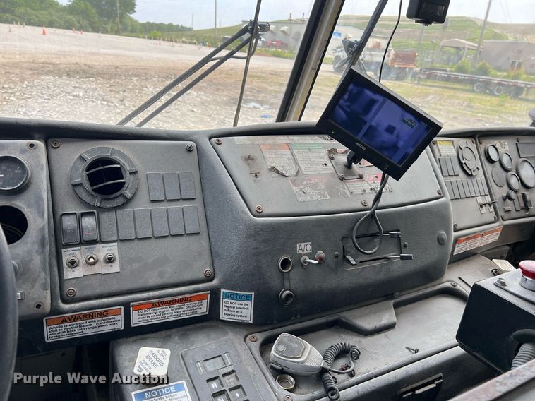 image for item II9047 2009 Crane Carrier Low Entry  refuse truck