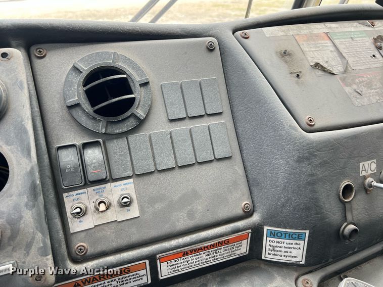 image for item II9047 2009 Crane Carrier Low Entry  refuse truck