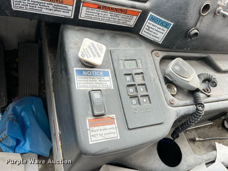 image for item II9047 2009 Crane Carrier Low Entry  refuse truck