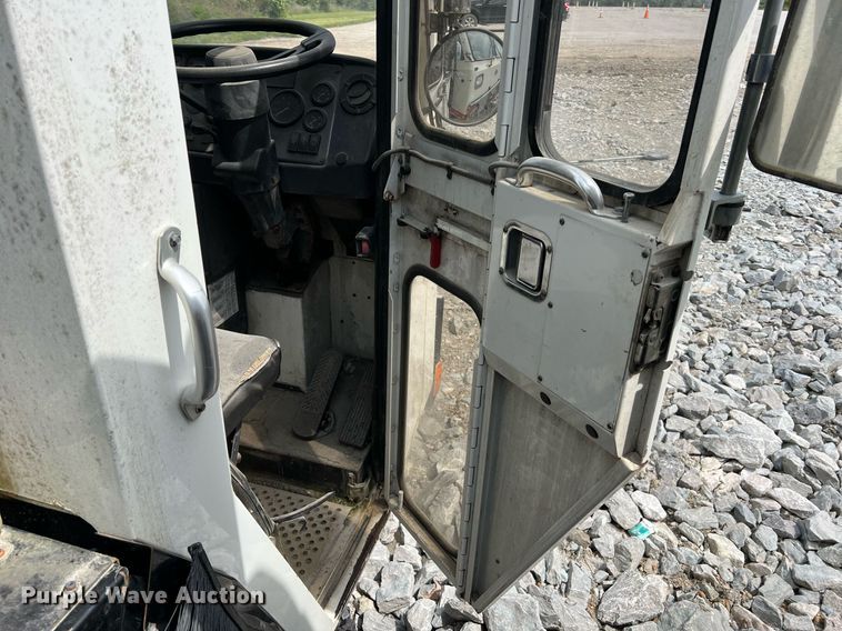 image for item II9047 2009 Crane Carrier Low Entry  refuse truck