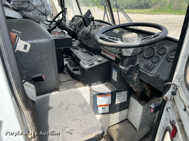 image for item II9047 2009 Crane Carrier Low Entry  refuse truck